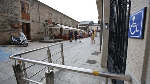 Puerta de la sede de la Policía Local en Sarria, en una foto de archivo