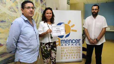 Mónica Touriño, en el centro, gerente de la asociación de parálisis cerebral Amencer-Aspace