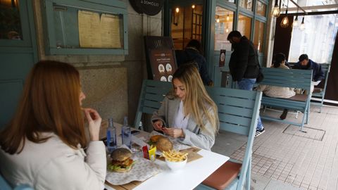 Una terraza del centro de Pontevedra, el pasado lunes