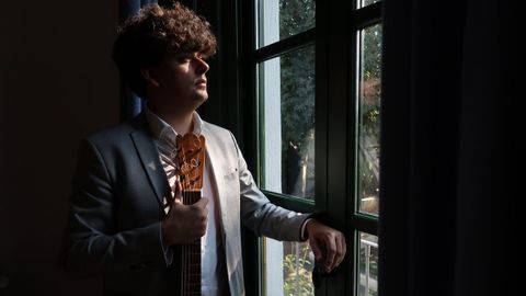 El compositor y guitarrista Samuel Diz, en la habitación de García Lorca en la Huerta de San Vicente, con la guitarra del poeta
