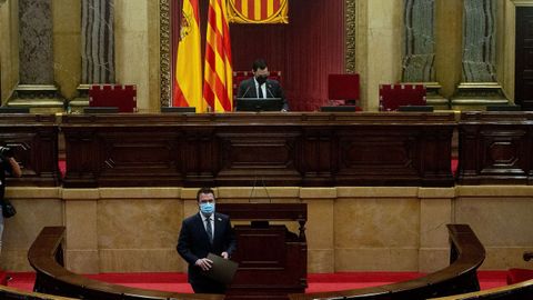 Pere Aragonès entra en el hemiciclo en presencia del presidente de la Cámara, Roger Torrent