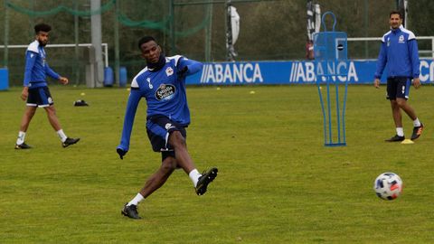 Uche Agbo chuta durante un entrenamiento en Abegondo