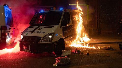 Imagen de la furgoneta de la Guardia Urbana de Barcelona incendiada el pasado sábado