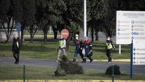 Agentes en la planta coruñesa de Alu Ibérica