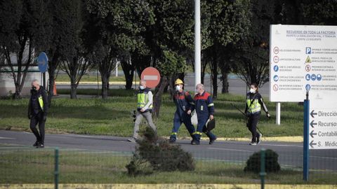 Agentes en la planta coruesa de Alu Ibrica