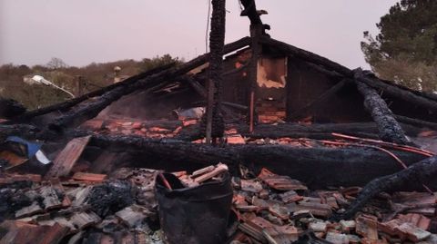 El tejado de la casa quedó completamente destruido por el fuego