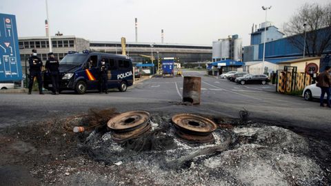 La Policía Nacional registra las instalaciones de Alu Ibérica en A Coruña