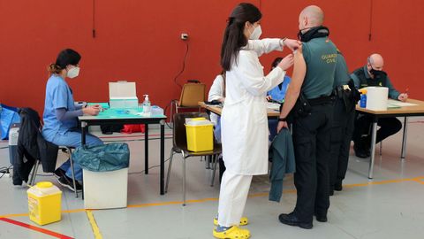 Un agente de la Guardia Civil se vacuna contra el coronavirus en Oviedo