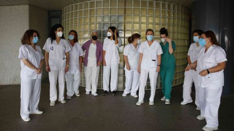 Celadores de la lista «pool» de Pontevedra, en el hospital Montecelo, denuncian que están sin vacunar. En la imagen hay dos celadoras eventuales no «pool», que tampoco están inmunizadas