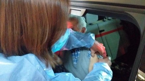 vacunas vacunacion asturias.Un hombre es vacunado dentro del coche en el AutoVac del HUCA