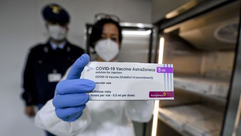 Una sanitaria italiana muestra un envase con dosis de AstraZeneca utilizadas para la vacunación en Nápoles el mes pasado