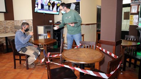 Jorge Romero servía este jueves por última vez una consumición en el interior de su local hasta que se vuelvan a relajar las restricciones