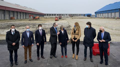 De izquierda a derecha, Juan Diego Pérez, director de la Autoridad Portuaria de A Coruña; Antonio Couceiro, presidente de la Cámara de Comercio; Martín Fernández Prado, presidente de la Autoridad Portuaria de A Coruña; Eugenio Erhardt, presidente de TMGA, Rosa Quintana, conselleira de Mar; Jana Serrano, directora de Logística de Bunge; Carlos Calvelo, alcalde de Arteixo, y Antonio Fontenla, presidente de la Confederación de Empresarios de A Coruña.
