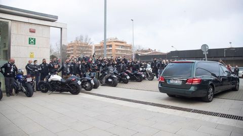 Compañeros del club de motos al que pertenecía Casademunt, lo ovacionaron al llegar