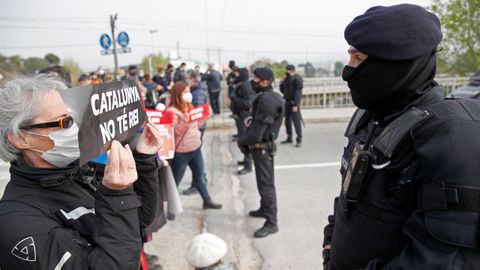 Los Mossos impiden el paso a un grupo de manifestantes convocados por los CDR, que protestan por la presencia del rey en la planta de Seat en Martorell