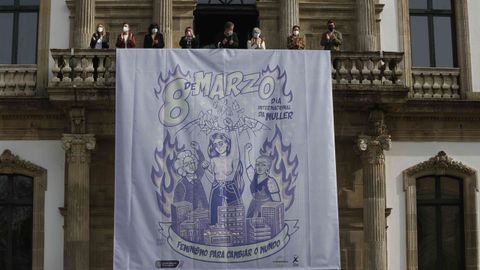 Despliegue del cartel reivindicativo del 8M en el Concello de Pontevedra