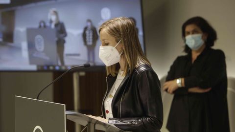 La periodista Susana Pedreira durante la lectura del manifiesto del 8M en Pontevedra