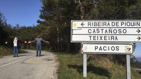Regueira e Castiñeira comprobando o ancho da vía