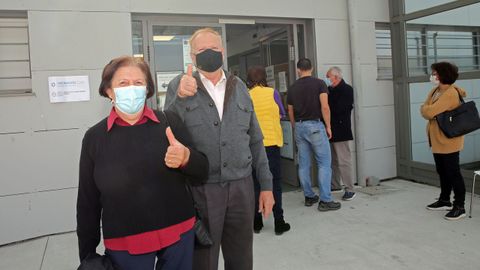 María Ermitas acompañó a su marido Eduardo Moares a vacunarse. Ella, al no llegar a los 80 aún tendrá que esperar