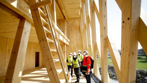 Todo el edificio está construido con madera contralaminada hecha con pino radiata de los montes de A Mariña y tratada en el País Vasco, ya que en Galicia no hay fábricas especializadas todavía