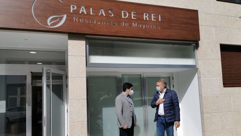 Marcos Vázquez con el alcalde de Palas delante del centro