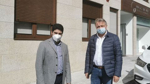 Marcos Vázquez con el alcalde de Palas delante del centro