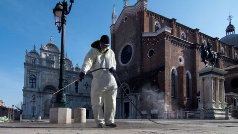Un operario desinfecta la plaza de San Marcos de Venecia el 7 de abril.