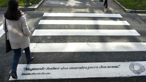 Sus mensajes por el 8M. Las citas de la escritora coruñesa, y pionera feminista, salpican desde hace unos días distintos pasos de cebra de la ciudad, como este, en la plaza de Mina
