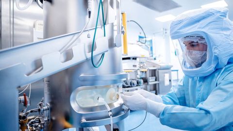 Fabricación de la vacuna Pfizer-BioNTech en la planta de producción en Marburg, cerca de Frankfort