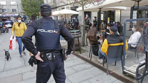 La policía controla que se cumplan las normas Covid en las terrazas