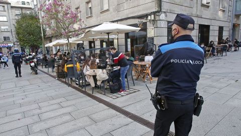 La policía controla que se cumplan las normas Covid en las terrazas
