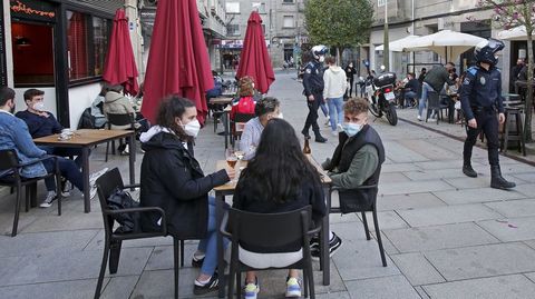 La policía controla que se cumplan las normas Covid en las terrazas