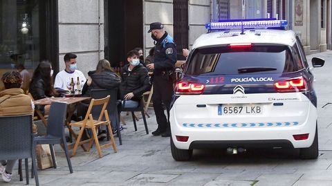 La policía controla que se cumplan las normas Covid en las terrazas