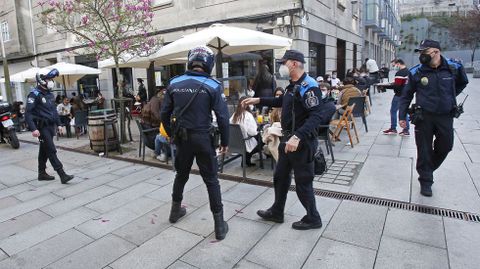La policía controla que se cumplan las normas Covid en las terrazas