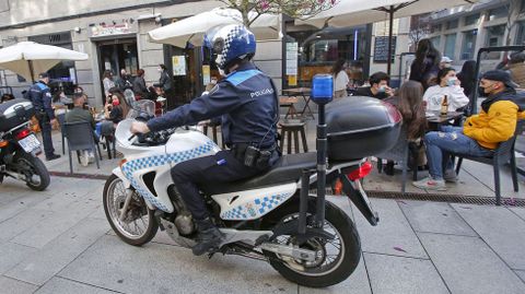 La policía controla que se cumplan las normas Covid en las terrazas