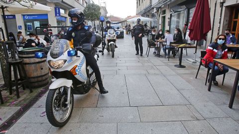 La policía controla que se cumplan las normas Covid en las terrazas