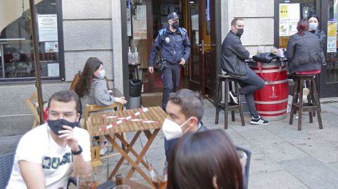 La policía controla que se cumplan las normas Covid en las terrazas