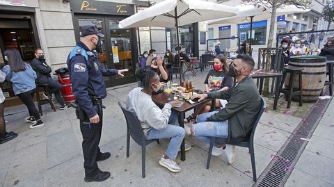 La policía controla que se cumplan las normas Covid en las terrazas