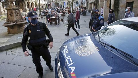 La policía controla que se cumplan las normas Covid en las terrazas