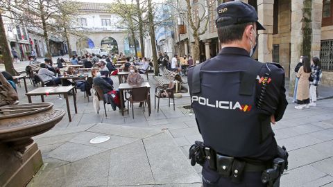 La policía vigila que se cumplan las normas Covid en las terrazas