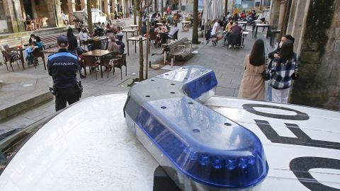 La policía vigila que se cumplan las normas Covid en las terrazas