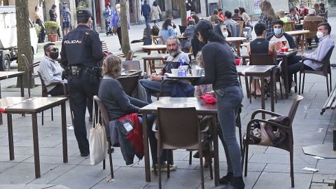 La policía vigila que se cumplan las normas Covid en las terrazas