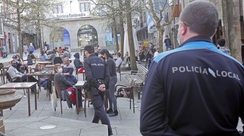 La policía vigila que se cumplan las normas Covid en las terrazas