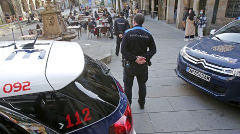 La policía vigila que se cumplan las normas Covid en las terrazas