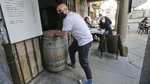 La policía vigila que se cumplan las normas Covid en las terrazas