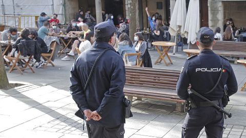 La policía vigila que se cumplan las normas Covid en las terrazas