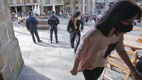 La policía vigila que se cumplan las normas Covid en las terrazas