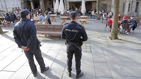 La policía vigila que se cumplan las normas Covid en las terrazas