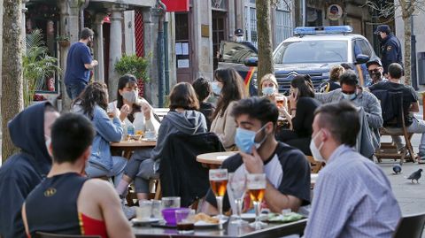 La policía vigila que se cumplan las normas Covid en las terrazas