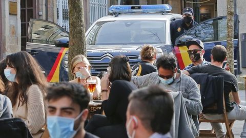 La policía vigila que se cumplan las normas Covid en las terrazas